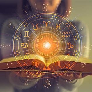 Een persoon houdt een open boek vast met een stralend astrologisch symbool ernaast.