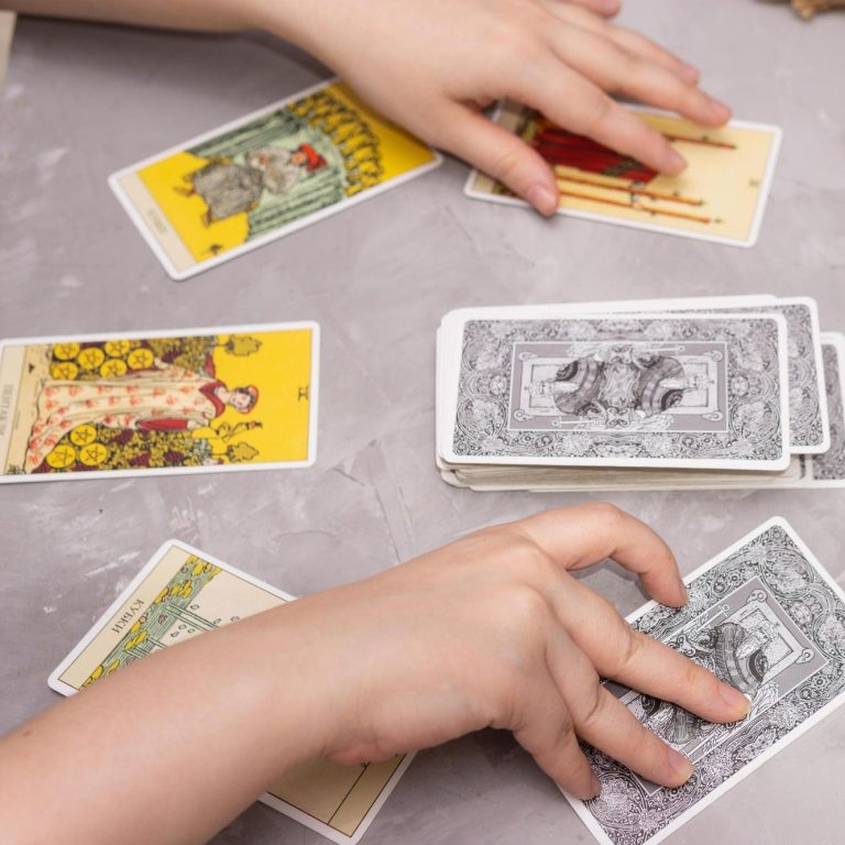 tarotkaarten worden gelegd door een vrouw