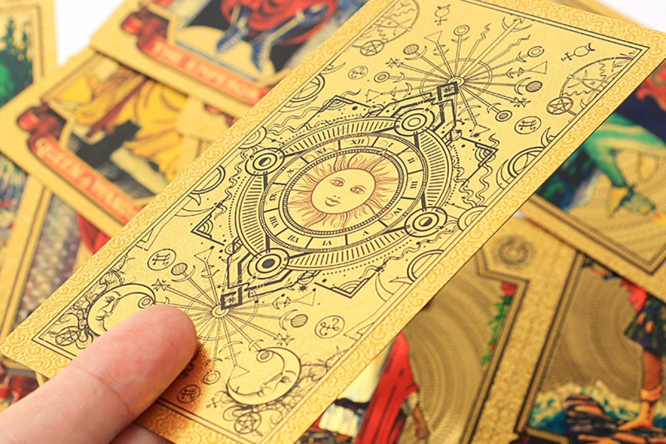 Tarotkaart "De Zon" met een figuur op een wit paard en een stralende zon.